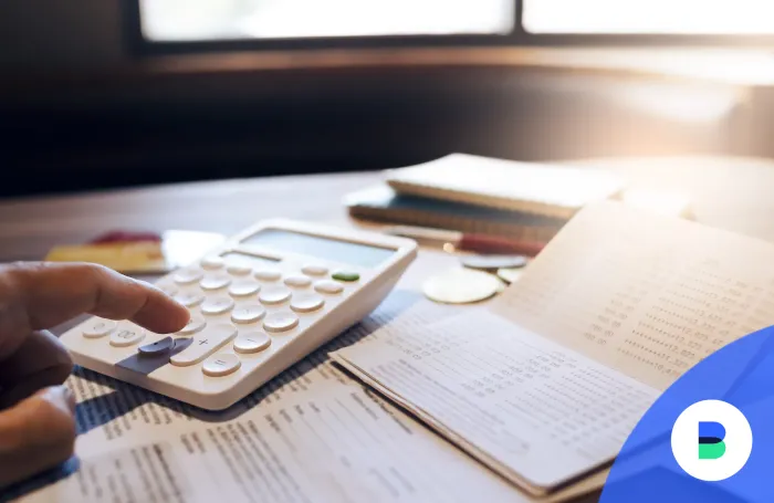 Díjkimutatásban költségeket ellenőrzi egy számlatulajdonos számológéppel