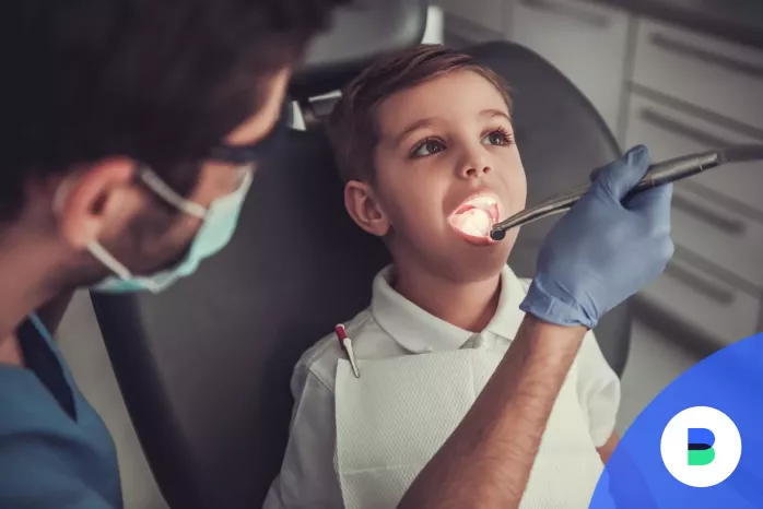 Ennek a kisfiúnak kezelik a fogát, de ezt a szülei egészségbiztosítása nem fedezi