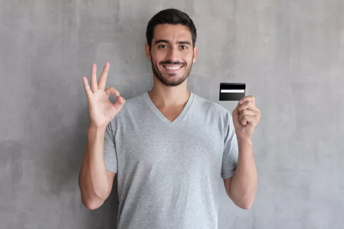 Ingyenes európai egészségbiztosítási kártyát tart a férfi a kezében
