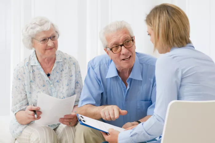 Nyugdíjasok a magánnyugdíjpénztári megtakarításukról egyeztetnek a tanácsadójukkal